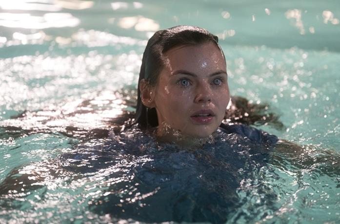 La sirena Ryn si trova immersa nell'acqua