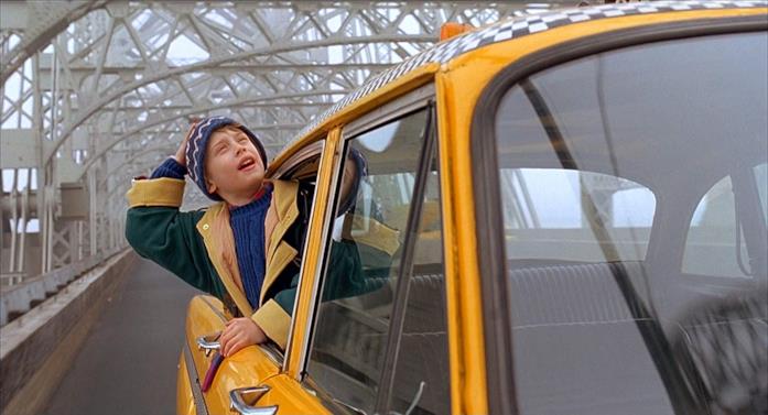 Kevin sul taxi mentre percorre il Queensboro Bridge Una scena di Mamma ho riperso l'aereo: mi sono smarrito a New York