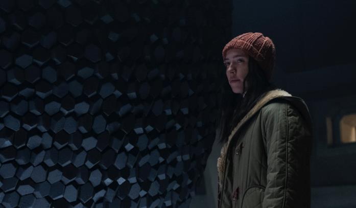 Tales from the Loop Rebecca Hall con alle spalle l'artefatto al centro del Loop