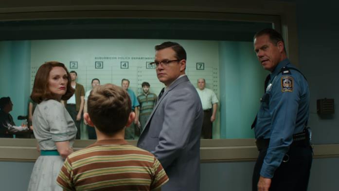 Una scena del film Suburbicon Nick tenta d'identificare gli assassini della madre in Suburbicon
