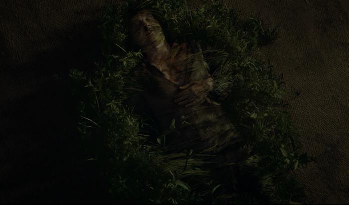 Cursed - la morte di Gawain Il cavaliere verde viene circondato dalla flora