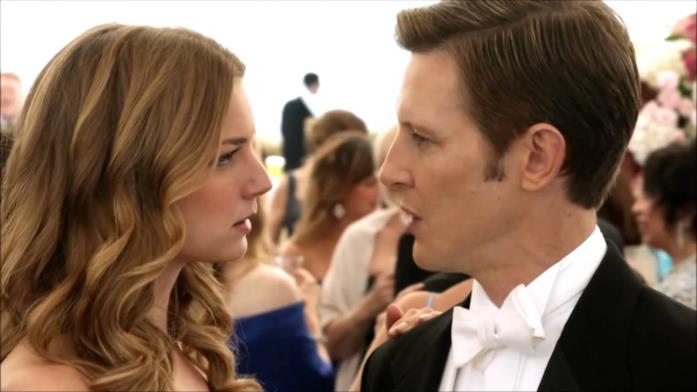 Emily e Nolan in una scena di Revenge