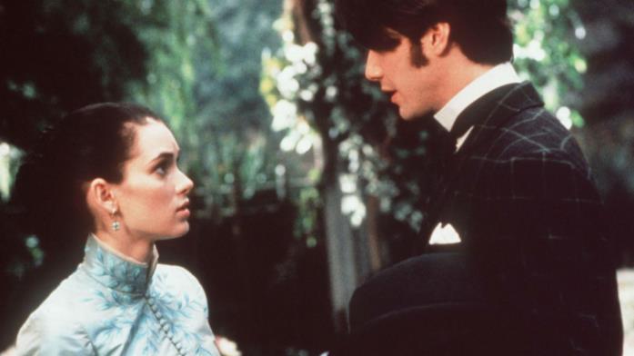 Keanu Reeves, i migliori film dell'attore Winona Ryder e Keanu Reeves in una scena del film Dracula di Bram Stoker