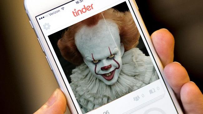 Un primo piano di Pennywise su Tinder