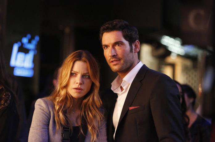 Mezza figura di Tom Ellis in una scena di Lucifer