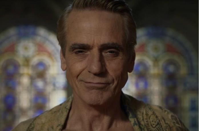 Un primo piano di Ozymandias, interpretato da Jeremy Irons