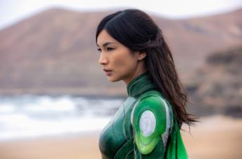 Gemma Chan con il costume verde