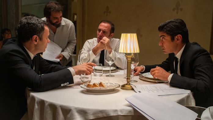 Una scena de Gli Infedeli Valerio Mastandrea, Riccardo Scamarcio e Massimiliano Gallo