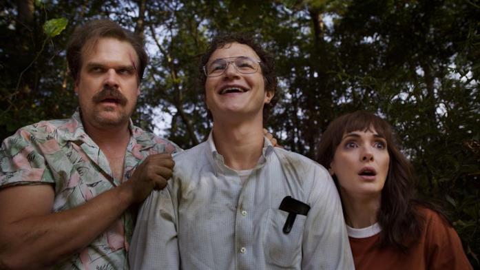 Hopper, Alexei e Joyce in una scena della terza stagione