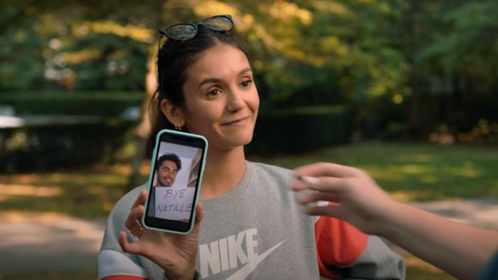 Natalie mostra una foto di "Josh" Natalie in una scena dal trailer di Love Hard
