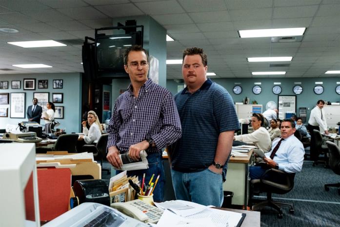 Paul Walter Hauser e Sam Rockwell Paul Walter Hauser e Sam Rockwell nella redazione del quotidiano di Atlanta