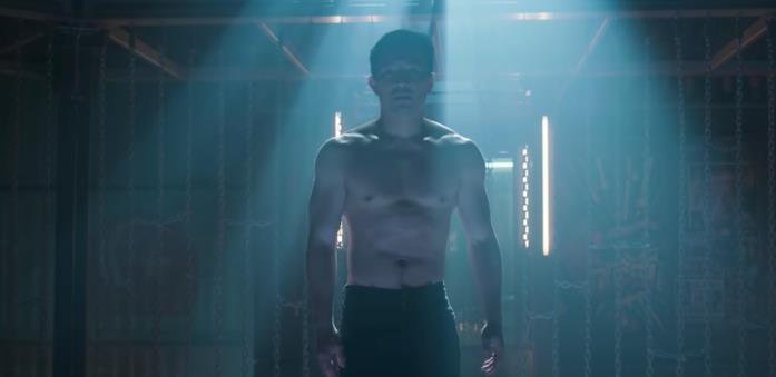 Shang-Chi e il collegamento con Sharon Carter Shang-Chi a petto nudo