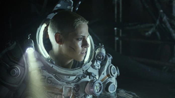 Underwater: tutto sul mostro del film con Kristen Stewart (e come omaggia Alien e Lovecraft) Kristen Stewart in tuta subacquea in una scena nel film Underwater