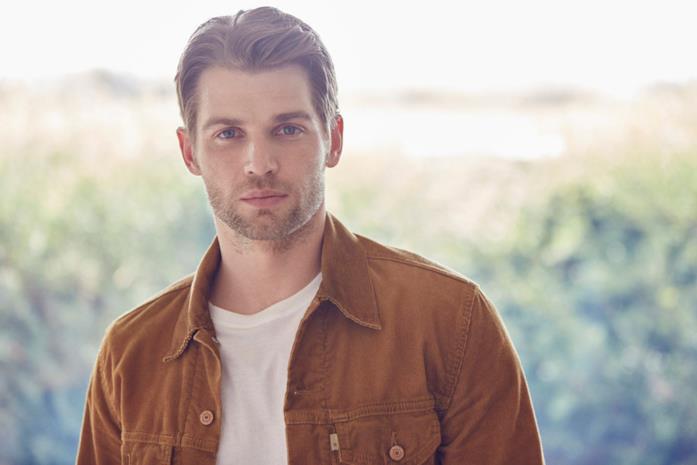 Mike Vogel in un'immagine di Childhood's End Mike Vogel in Childhood's End