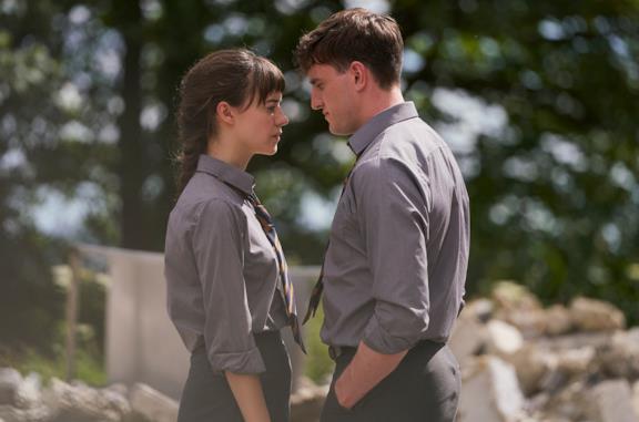 Daisy Edgar-Jones e Paul Mescal in una scena della serie TV Normal People