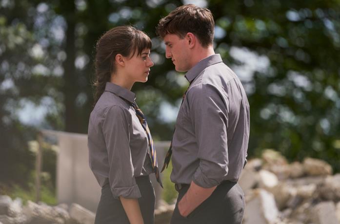 Daisy Edgar-Jones e Paul Mescal in una scena della serie TV Normal People