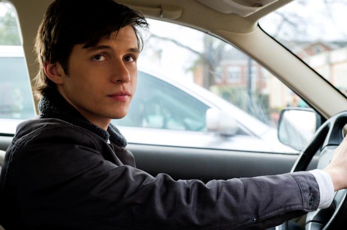Nick Robinson in una scena del film