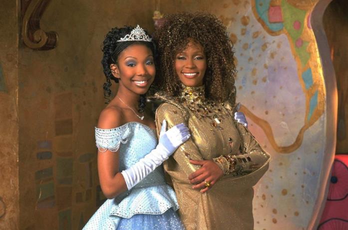 Brandy Norwood e Whitney Houston in una scena del film Cenerentola