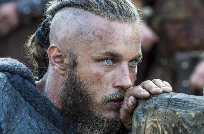 Travis Fimmel nei panni di Ragnar nelle prime stagioni di Vikings
