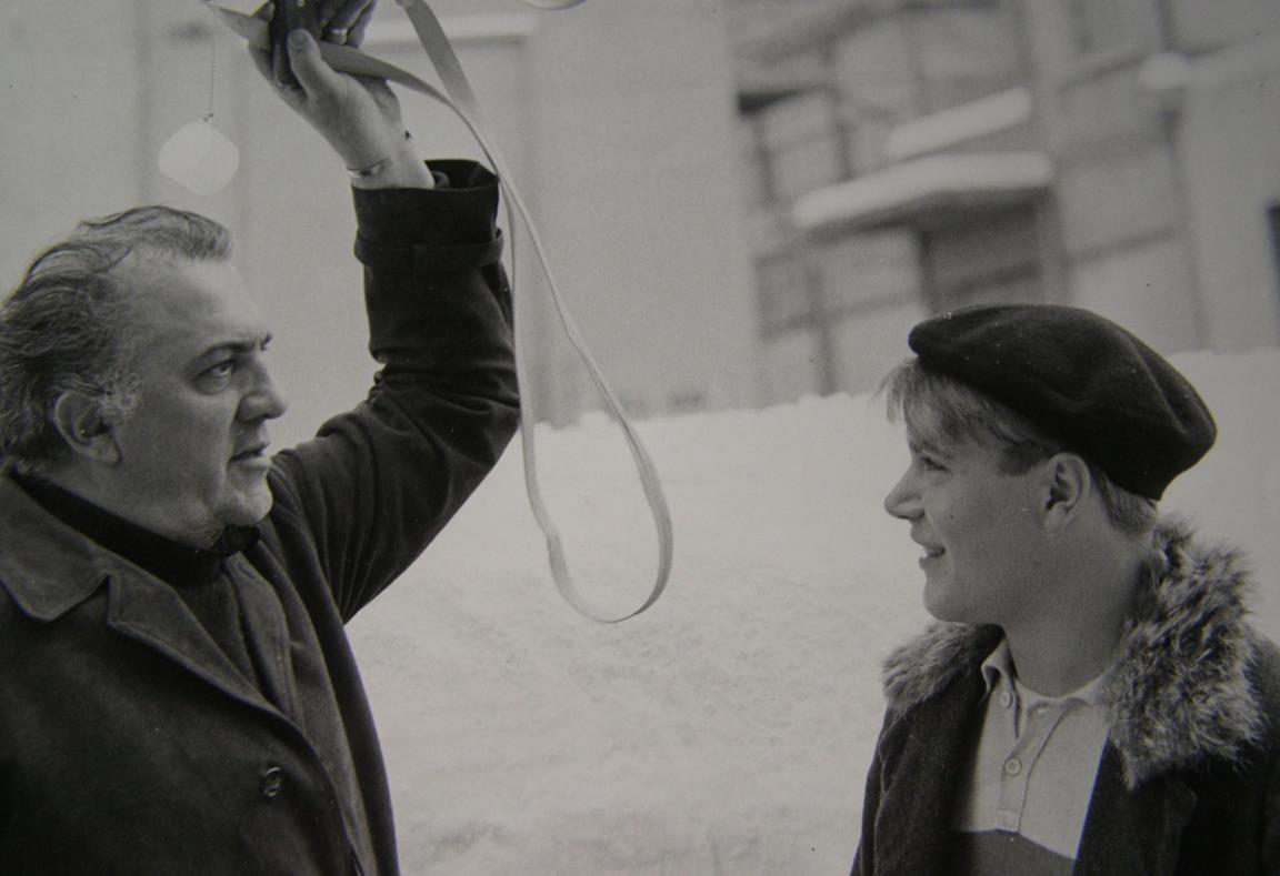 Federico Fellini sul set del suo film La dolce vita