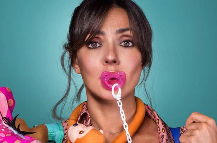 Ambra Angiolini con un ciuccio rosa