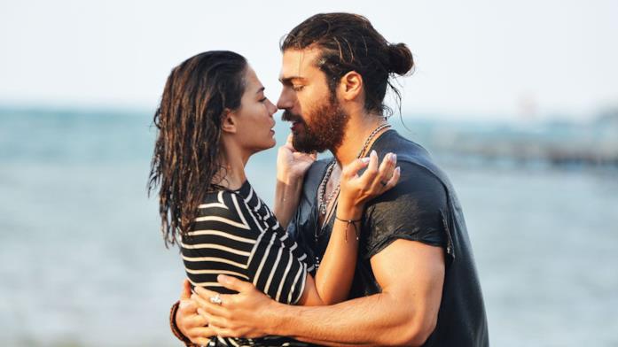 Can Yaman e Demet Özdemir in una scena di Daydreamer