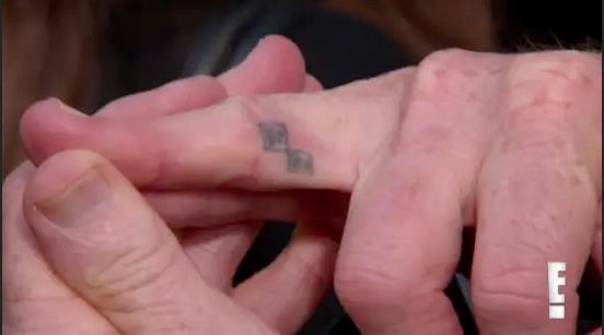 Il tatuaggio di Bryan Cranston Tatuaggio di Breaking Bad sul dito di Bryan Cranston