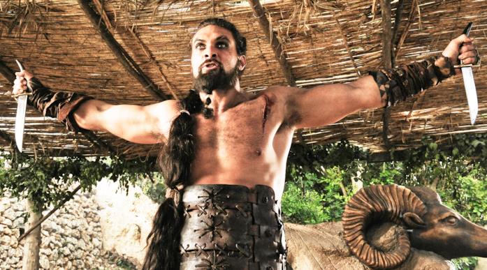 Khal Drogo mostra la sua potenza Khal Drogo armato di coltelli