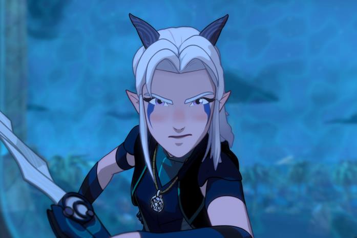 Una scena tratta dalla serie animata The Dragon prince Rayla ossarva qualcosa e sembra pronta per una sfida
