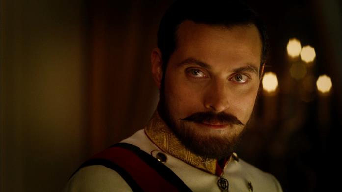 Il principe Leopold (Rufus Sewell) Leopold in uniforme a corte