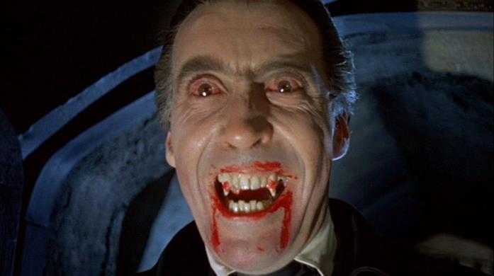 Christopher Lee ha interpretato il celebre vampiro in Dracula il vampiro Un primo piano che ritrae Christopher Lee nei panni del Conte Dracula