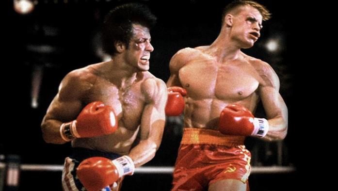 Rocky IV, il pugilato è servito col cenone natalizio Sylvester Stallone e Dolph Lundgren in una scena del film