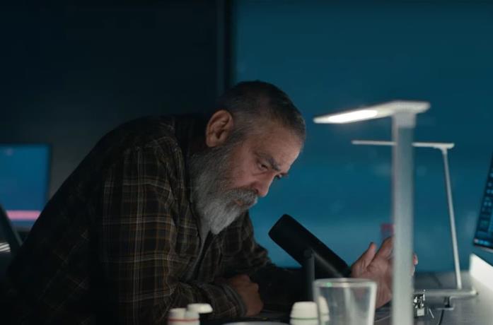 George Clooney in una scena da The Midnight Sky