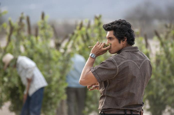 Tenoch Huerta in una scena della serie Narcos: Messico