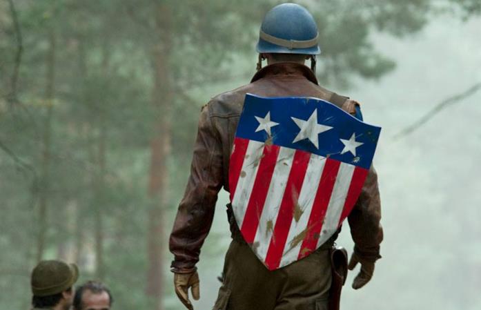 Capitan America ai tempi della sua prima avventura durante la Seconda Guerra Mondiale Chris Evans nei panni di Captain America in Captain America - Il primo Vendicatore