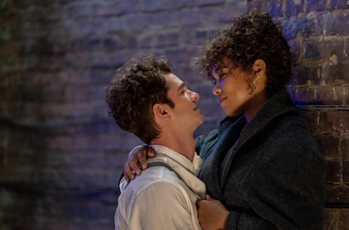 Andrew Garfield e Alexandra Shipp in una scena di Tick, Tick... Boom!