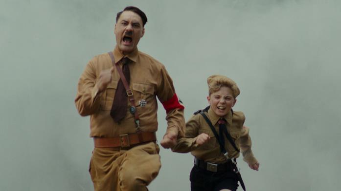 Una scena del film Jojo Rabbit Jojo e il suo amico immaginario corrono in un luogo pieno di fumo