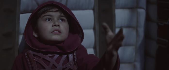 The Mandalorian, l'analisi del trailer in profondità Il misterioso bambino vestito di rosso in una scena della serie TV The Mandalorian