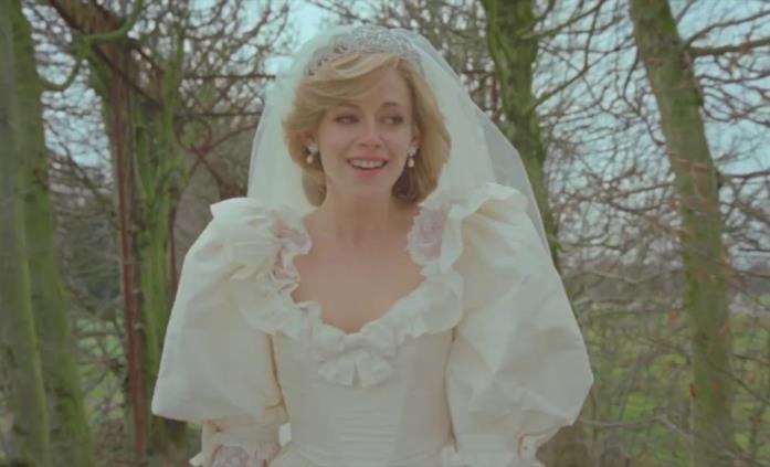 Il vestito da sposa di Diana Spencer Lady D con addosso l'abito da sposa in Spencer