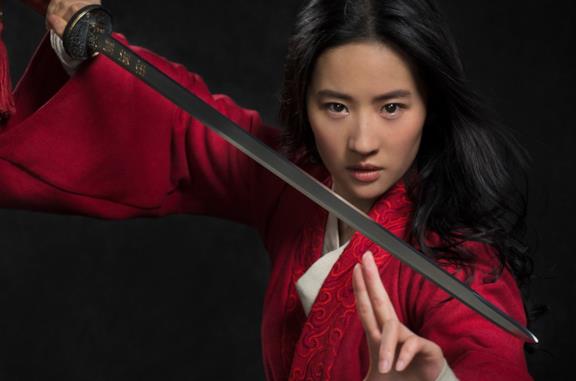 Liu Yifei sfodera la spada nel ruolo di Mulan