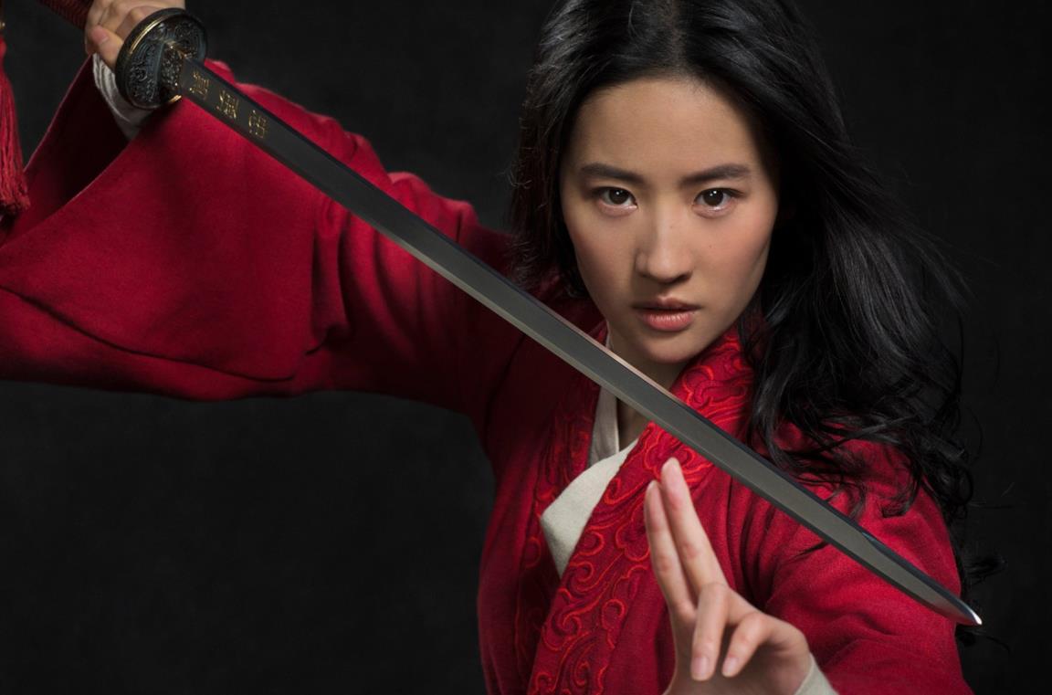 Liu Yifei sfodera la spada nel ruolo di Mulan