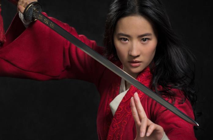 Liu Yifei sfodera la spada nel ruolo di Mulan