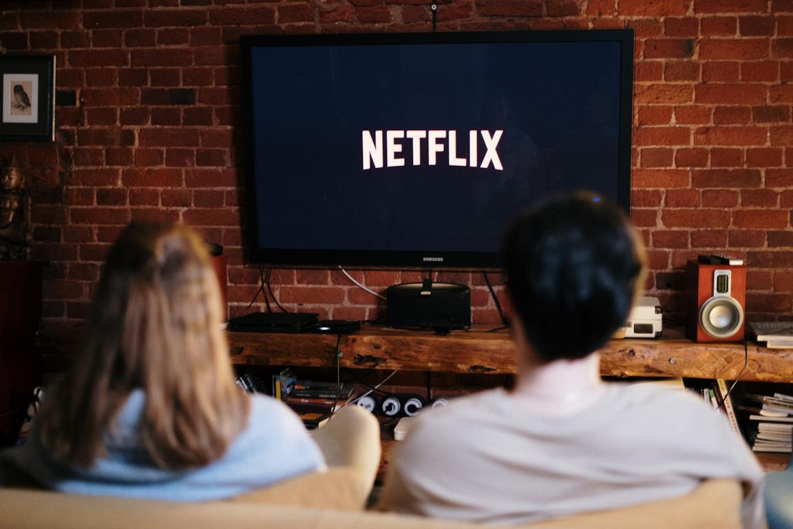Una coppia guarda Netflix