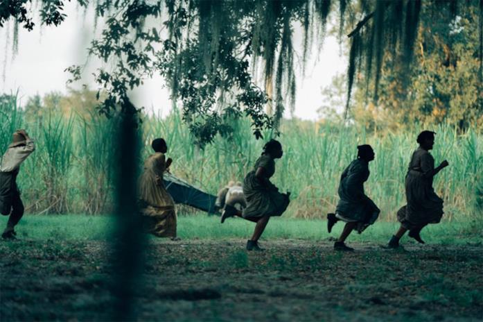 Una scena di The Underground Railroad Il cast in una scena di The Underground Railroad