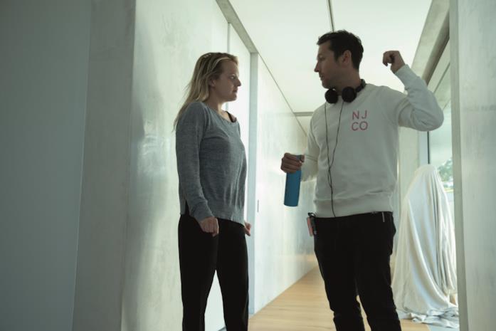 L'uomo invisibile Elisabeth Moss riceve le indicazioni di Leigh Whannell sul set