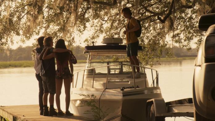 John B. che scappa nel finale di Outer Banks Una scena del finale di Outer Banks