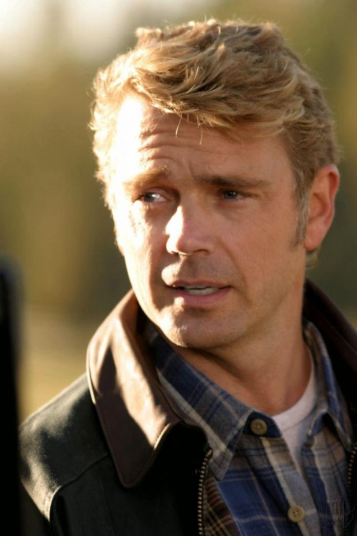 John Schneider nel ruolo di Jonathan Kent John Schneider in Smallville
