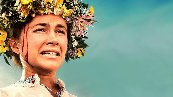 Midsommar, di Ari Aster (2019) Florence Pugh col capo coperto di fiori, sullo sfondo un cielo azzurro.