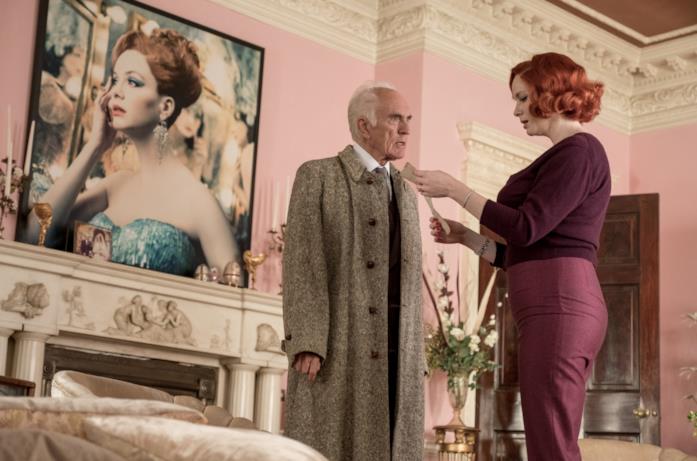 Christina Hendricks in Mistero a Crooked House Christina Hendricks parla con l'ispettore di polizia