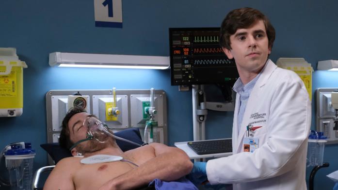 Il dottor Murphy alle prese con i pazienti Il protagonista Freddie Highmore in una scena di The Good Doctor